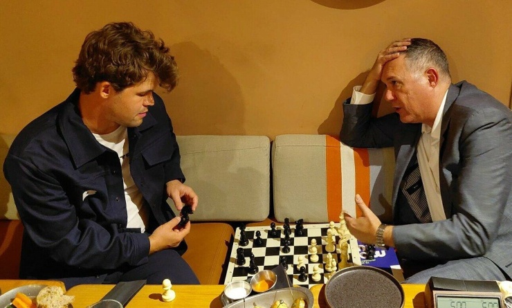 Magnus Carlsen (trái) giao lưu cờ vua ở Barcelona, Tây Ban Nha ngày 20/11/2026. Ảnh: Miguel Illescas