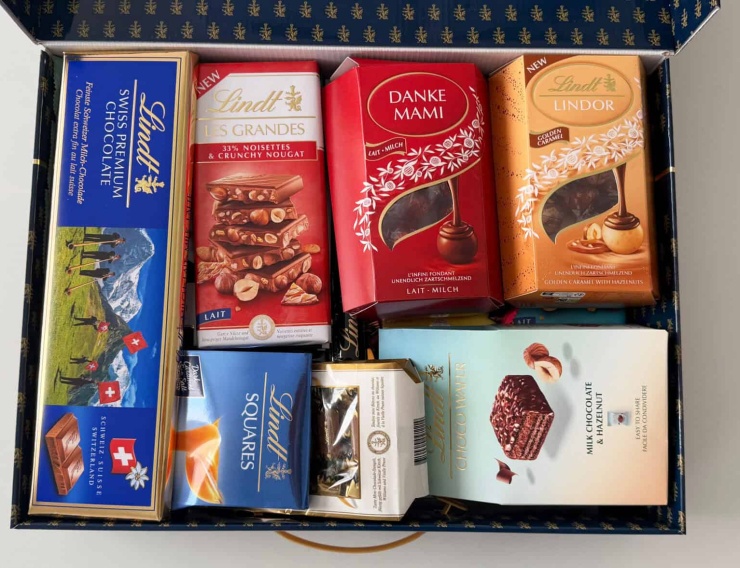 Các sản phẩm trong hộp quà tặng của Lindt. Ảnh: BI