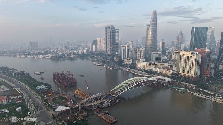 Cầu đi bộ bắc qua sông Sài Gòn sau khi hợp long, sáng 22/10. Ảnh: Thanh Tùng