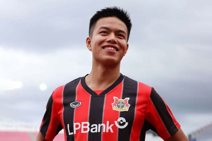 Trần Thành Trung sở hữu chiều cao 1m75, cân nặng 72kg. Ảnh: Ninh Bình FC.