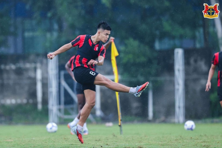 Do dính chấn thương nên Trần Thành Trung mới có 2 lần ra sân ở V.League 2026/2027 (thi đấu tổng cộng 148 phút) và đóng góp 2 pha kiến tạo cơ hội cho đồng đội lập công. Ảnh: Ninh Bình FC.