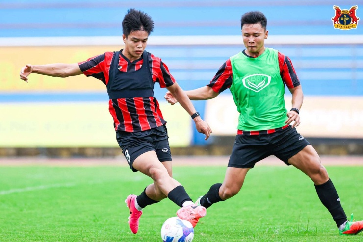 Hiện tại, Trần Thành Trung được chuyên trang chuyển nhượng Transfermarkt định giá 350.000 euro (tương đương 10,161 tỷ đồng). Ảnh: Ninh Bình FC.
