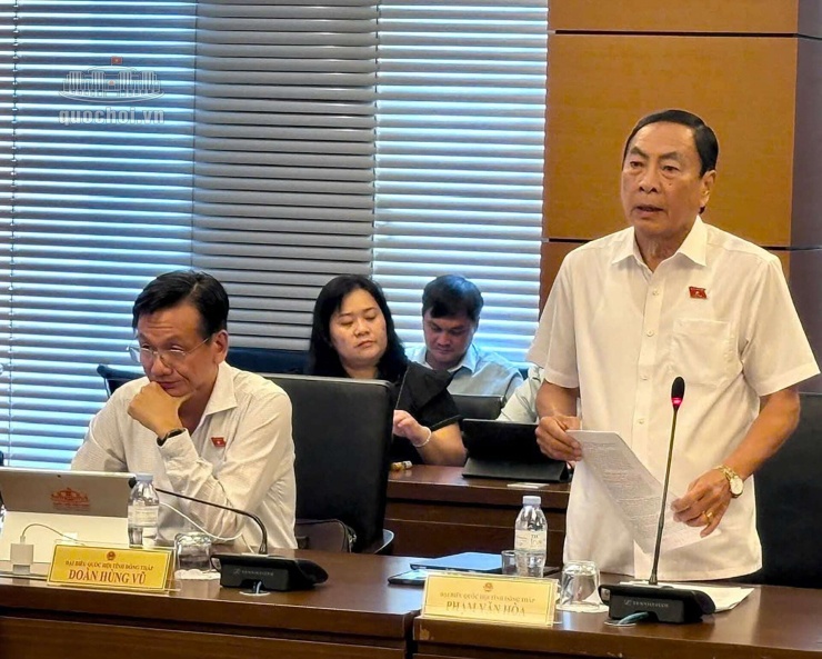Đại biểu Quốc hội Phạm Văn Hoà phát biểu tại thảo luận tổ. Ảnh: Quốc hội