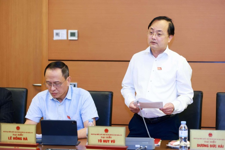 Đại biểu Tô Huy Vũ phát biểu thảo luận tại tổ. Ảnh: Văn Tuyến