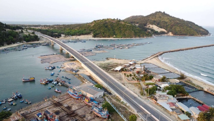 Tuyến đường ven biển ở phía đông huyện Phù Cát, tỉnh Bình Định cũ, nay là Gia Lai. Ảnh: QN.