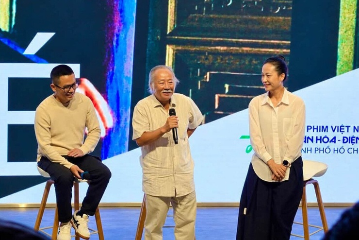 Đạo diễn Nguyễn Vinh Sơn bên Hồng Ánh.