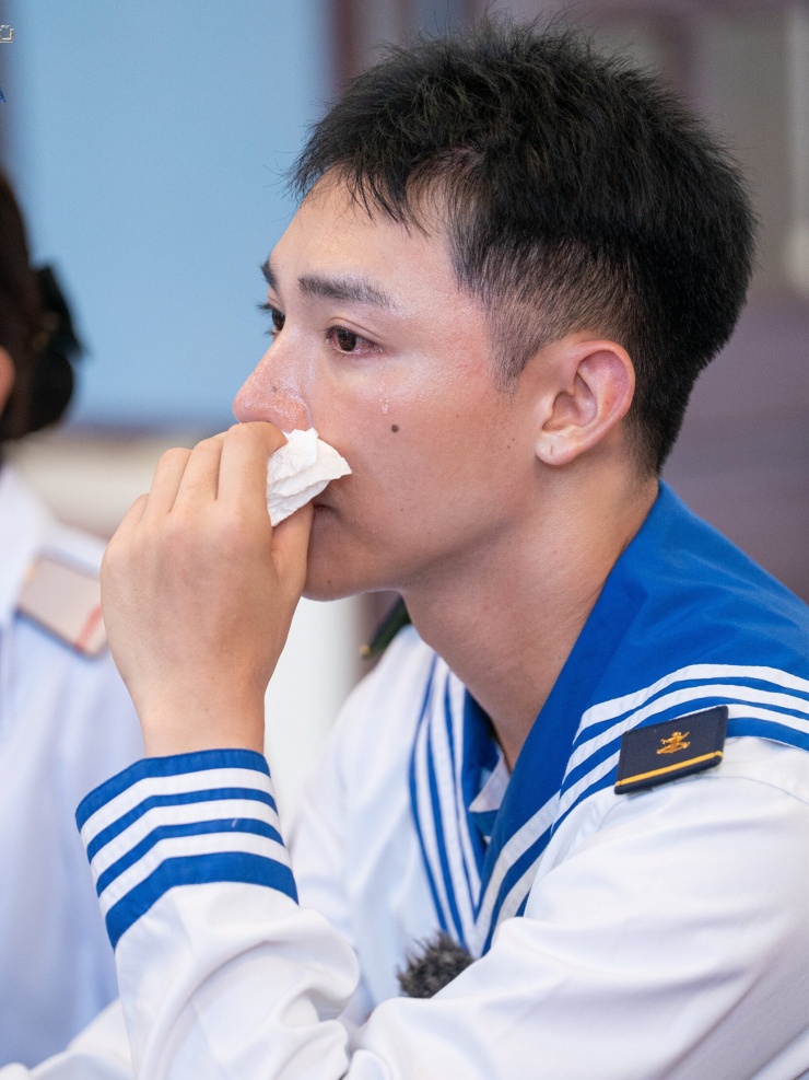 Erik bật khóc lúc chia tay đồng nghiệp. 