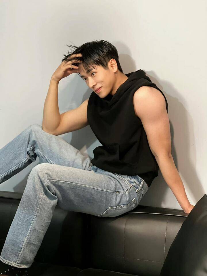 Trước khi trở thành gương mặt được chú ý của màn ảnh Hoa ngữ, Thừa Lỗi từng theo học chuyên ngành Thiết kế Môi trường tại Học viện Mỹ thuật Hà Bắc, Trung Quốc.