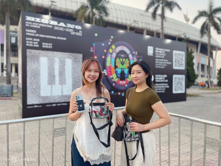 Nguyệt Quế (trái) cùng bạn khoe túi quà sau khi đổi vòng. Ảnh: Phương Linh