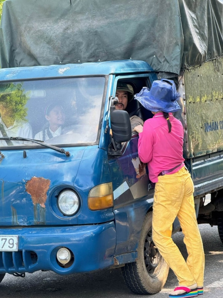 Trong một đoạn phim gây chú ý, Tươi mặc áo hồng, đội mũ tím, đứng giữa đường vẫy xe tải rồi nhoài người vào cửa xe đưa bánh rán cho Toản. Tạo hình nổi bật, chất giọng địa phương cùng cách “cưa cẩm” có phần liều lĩnh khiến nhiều khán giả tò mò về nữ diễn viên đảm nhận vai này.