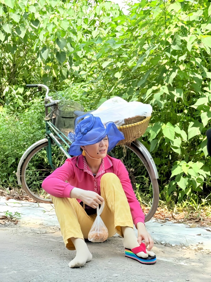 “Căn nhà không mái che” của đạo diễn Bùi Tiến Huy đang nhận được sự chú ý với câu chuyện xoay quanh những mối quan hệ gia đình, tình cảm cùng dàn diễn viên như Doãn Quốc Đam, Phan Minh Huyền, Duy Hưng... Bên cạnh tuyến nhân vật chính, vai Tươi - người phụ nữ bán bánh rán có tính cách tưng tửng, chủ động theo đuổi Toản (Duy Hưng) - cũng bất ngờ trở thành điểm nhấn khi nhiều đoạn trích về nhân vật được chia sẻ trên mạng xã hội.