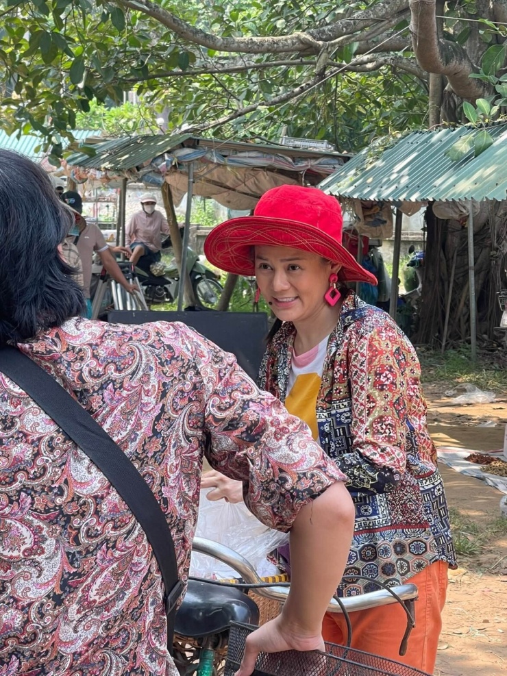 Chất giọng Thanh Hóa cũng trở thành một nét riêng của nhân vật. Trang Moon vốn là người Thanh Hóa nhưng khu vực cô sinh sống không có giọng quá nặng. Để Tươi mang đậm màu sắc thôn quê hơn, nữ diễn viên chủ động điều chỉnh cách nói theo giọng của vùng gần quê mình.&nbsp;Theo Trang Moon, việc đưa giọng vùng miền vào phim cũng giúp nhân vật có màu sắc riêng thay vì sử dụng hoàn toàn giọng phổ thông.