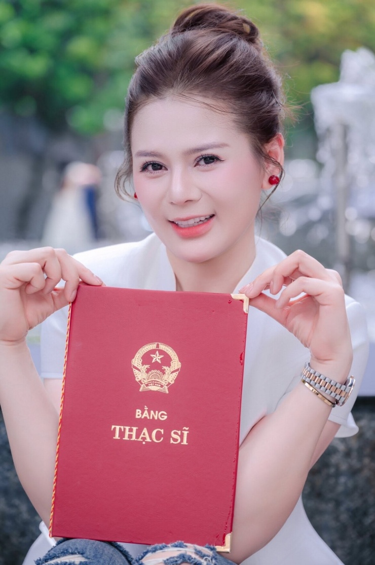 Cùng thời gian chăm con nhỏ, nữ diễn viên theo học cao học. Cô bắt đầu học sau khi sinh con đầu lòng và bảo vệ luận văn khi chuẩn bị sinh bé thứ hai. Chỉ 9 ngày sau buổi bảo vệ, Trang Moon lên bàn mổ sinh con.