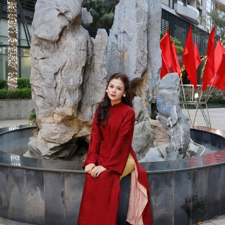 Sau quãng nghỉ dài để làm mẹ và hoàn thành việc học, Trang Moon trở lại màn ảnh với một nhân vật không đẹp theo cách thông thường, ăn mặc lòe loẹt, nói giọng Thanh Hóa và có phần “tưng tửng”.