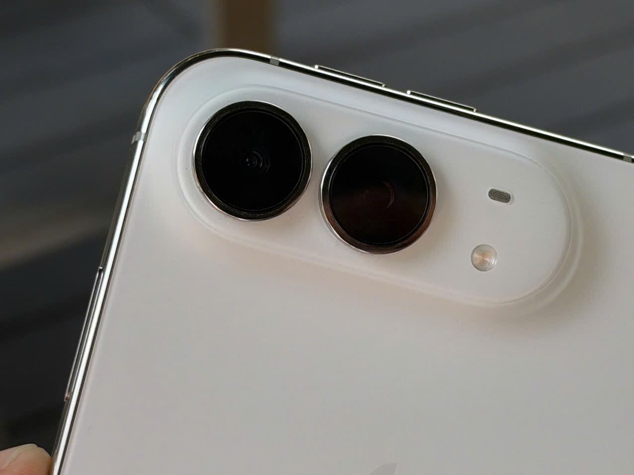 Cận cảnh iPhone Duo.