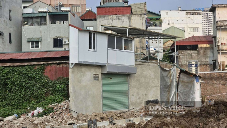 Trước đó, tháng 8/2026, Sở Nông nghiệp và Môi trường Hà Nội có văn bản đề nghị UBND các xã, phường tuyên truyền, vận động người dân hợp thửa, hợp khối công trình; đồng thời quản lý chặt chẽ trật tự xây dựng đối với phần diện tích đất còn lại sau thu hồi nhỏ hơn diện tích tối thiểu theo quy định.