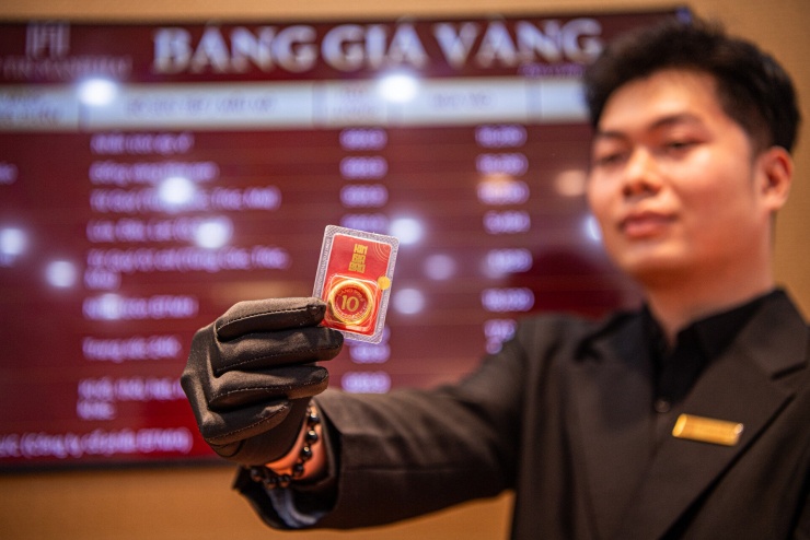 Giá vàng SJC và nhẫn giảm sâu. Ảnh: Tuấn Hùng