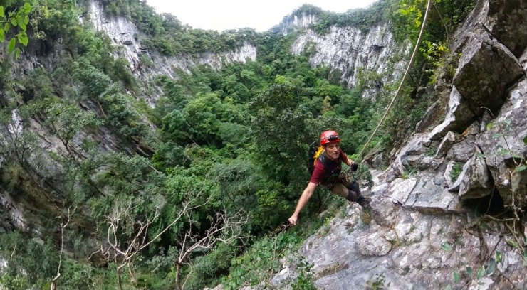 Ông Kevin Ditamore đu dây xuống hố sụt. Ảnh: Jungle Boss