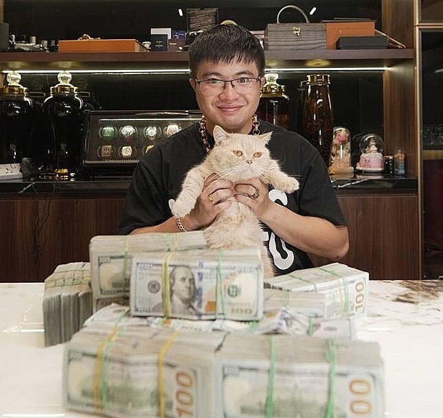 Phó Đức Nam (Mr Pips) thường xuyên khoe vàng, tiền, đồ hiệu trên mạng xã hội trước khi bị bắt. Ảnh: FBVN