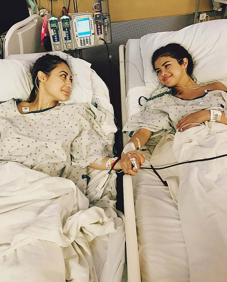 Selena Gomez nắm tay Francia Raisa trên giường bệnh năm 2017. Ảnh: Instagram Selena Gomez