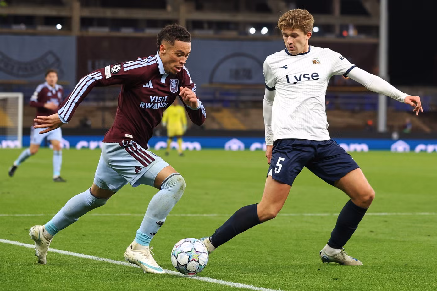 Aston Villa (trái) đang bất bại 6 trận liên tiếp trên mọi đấu trường.