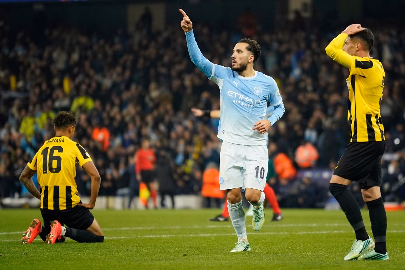 Man City đang hưng phấn sau thắng lợi 5-1 trước AEK Athens ở Champions League.