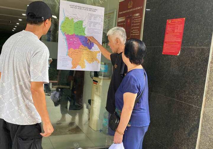 Người dân phường Kim Liên nghiên cứu Đề án điều chỉnh địa giới đơn vị hành chính.