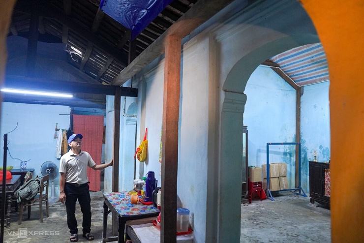 Dưới mái ngói nhà cụ Gần, nhiều tấm bạt được căng lên để chống dột. Ảnh: Nguyễn Đông