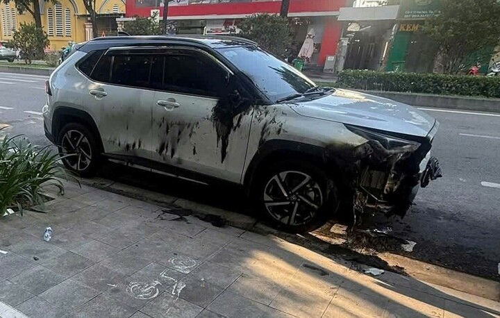 Chiếc xe bị đốt phá khi đang đậu ở ven đường Hà Nội (phường Thuận Hoá, TP Huế).