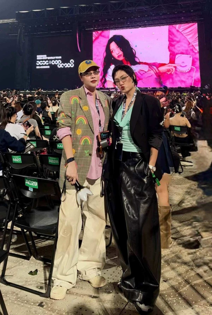 Hai người đẹp 'lên đồ' lấy cảm hứng từ phong cách của G-Dragon khi dự concert. Trước đó, hai người đẹp từng nhiều lần cùng nhau đi 'đu idol' ở trong nước và nước ngoài. Ảnh: Facebook Dam Thu Trang
