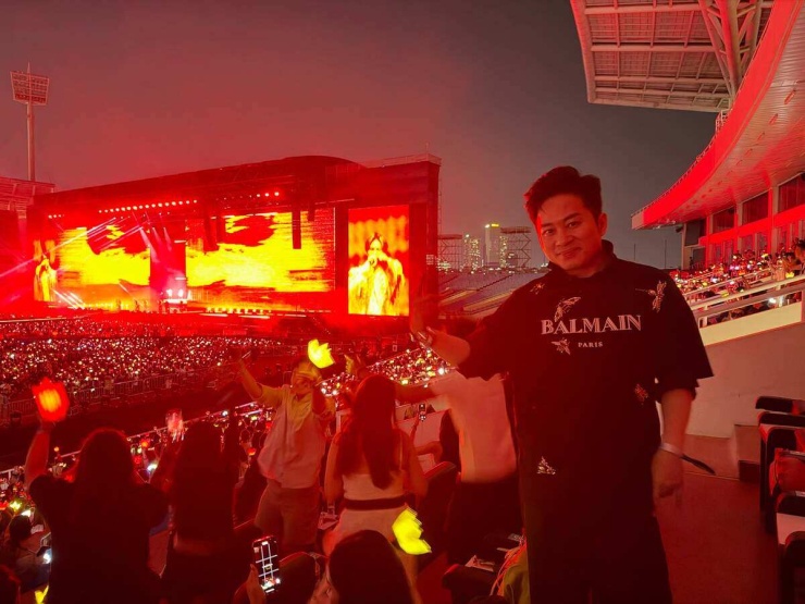 Ca sĩ Tùng Dương cho biết anh tham dự concert để học hỏi "cao thủ" BigBang cách khuấy động sân khấu, để chuẩn bị cho đêm nhạc kỷ niệm 25 năm ca hát cũng sẽ diễn ra tại sân vận động quốc gia Mỹ Đình vào hai tháng tới. Ảnh: Facebook Tùng Dương