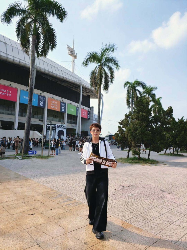 Rapper Mason Nguyễn có mặt từ chiều để xếp hàng vào khu vực diễn ra concert. Ảnh: Facebook Mason Nguyen