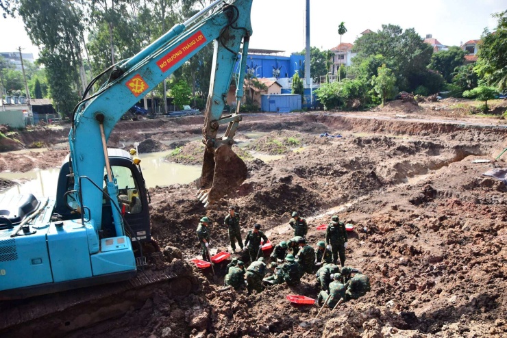 Bộ Tư lệnh TP.HCM tiếp tục huy động nhiều máy móc để khai quật hài cốt liệt sĩ ở Công viên Lê Thị Riêng. Ảnh: BTL TP