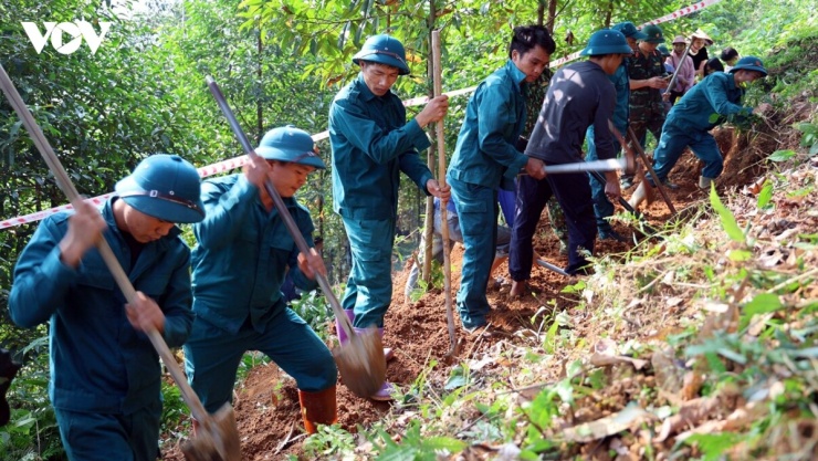 Lực lượng chức năng triển khai đào tìm hài cốt liệt sĩ trên sườn đồi trồng cây mỡ tại thôn Thạch Ngõa, xã Thượng Minh, tỉnh Thái Nguyên