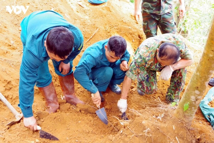 Lực lượng tìm kiếm cẩn thận đào từng vị trí để tìm kiếm hài cốt liệt sĩ