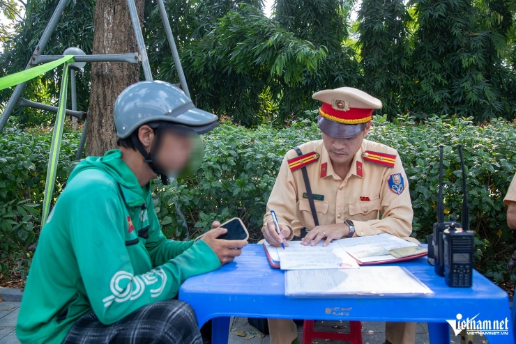 CSGT lập biên bản vi phạm hành chính với người vi phạm. Ảnh: Đình Hiếu