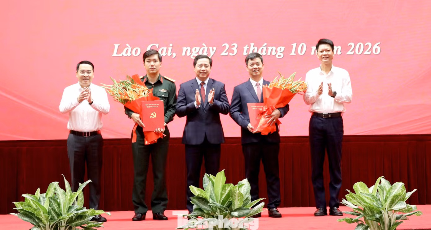 Các đồng chí Thường trực Tỉnh ủy Lào Cai trao Quyết định, tặng hoa chúc mừng Thượng tá Lương Hoàng Giang và ông Nguyễn Minh Toàn.