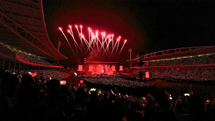 Hàng chục nghìn khán giả phủ kín sân vận động Mỹ Đình tại concert của BigBang tối 24/10. Ảnh: BTC cung cấp