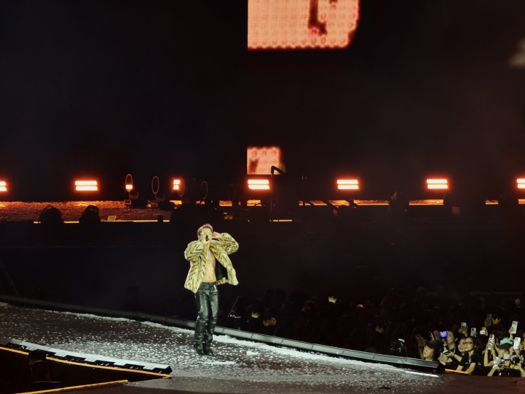 Taeyang khoe bụng 6 múi trong concert. Ảnh: BTC cung cấp