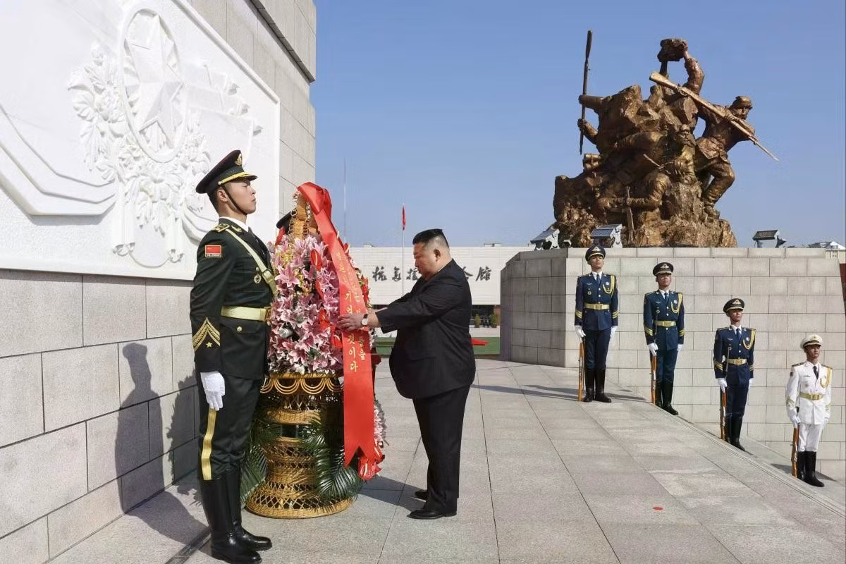 Ông Kim Jong-un đặt vòng hoa tại Nhà tưởng niệm Cuộc kháng chiến chống Mỹ, cứu Triều Tiên. (Ảnh: Tân Hoa Xã)