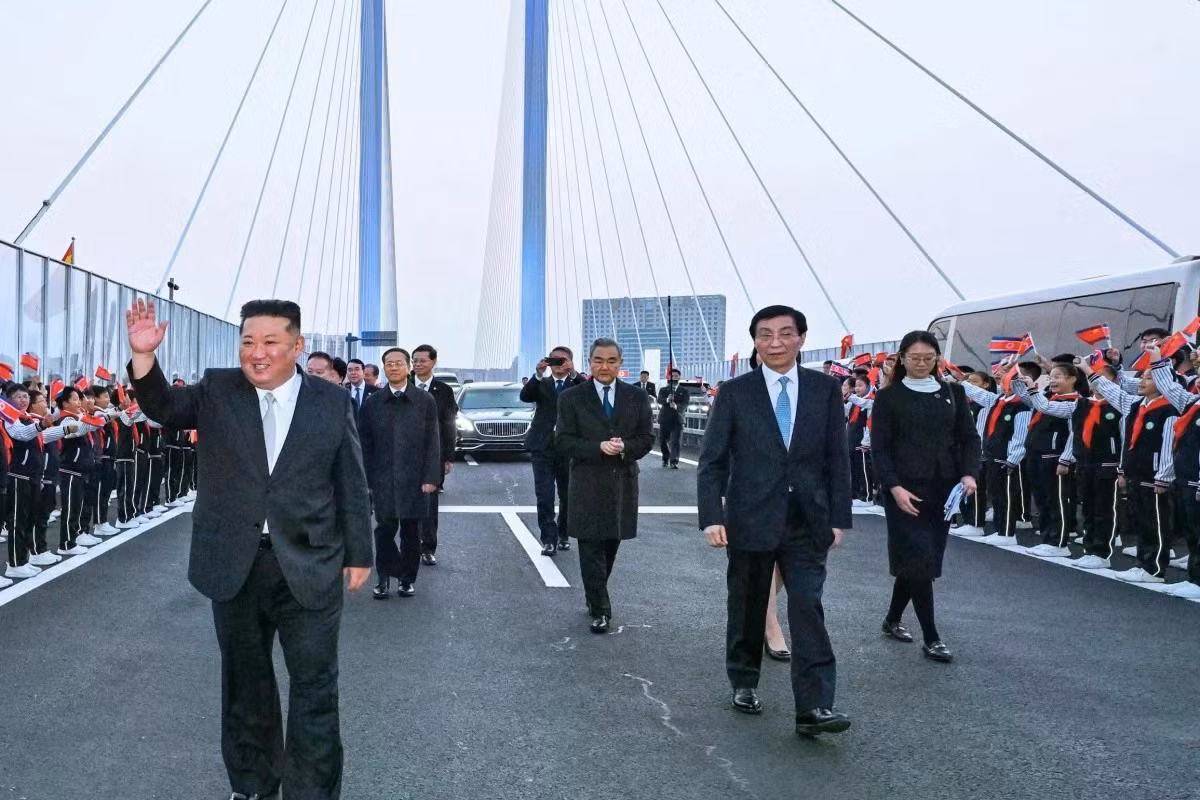 Ông Vương Hộ Ninh (thứ hai từ phải sang) và ông Vương Nghị (thứ ba từ phải sang) tiễn ông Kim Jong-un tại cây cầu bắc qua sông Áp Lục. (Ảnh: Tân Hoa Xã)