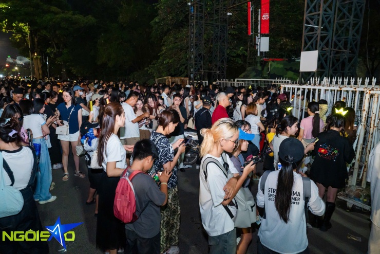 Hàng nghìn fan không vé bám rào, nhảy múa bên ngoài concert Big Bang - 1