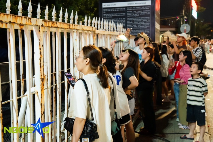 Hàng nghìn fan không vé bám rào, nhảy múa bên ngoài concert Big Bang - 2