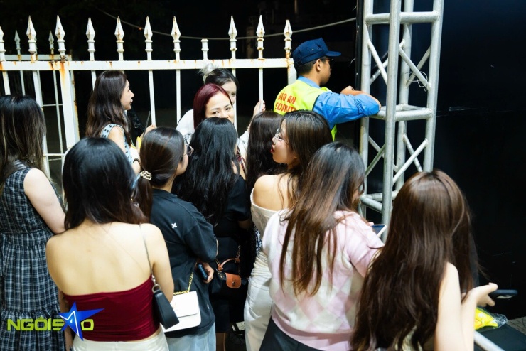 Hàng nghìn fan không vé bám rào, nhảy múa bên ngoài concert Big Bang - 3