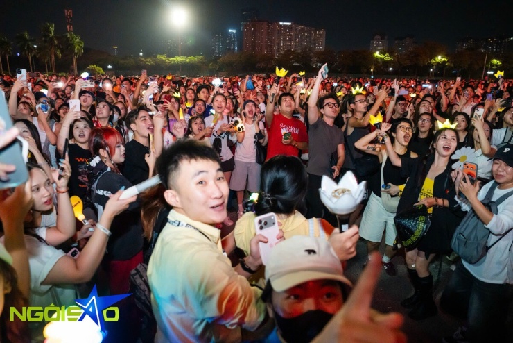 Hàng nghìn fan không vé bám rào, nhảy múa bên ngoài concert Big Bang - 6
