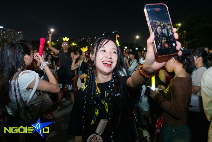 Hàng nghìn fan không vé bám rào, nhảy múa bên ngoài concert Big Bang - 7