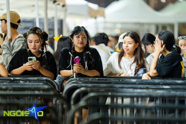 Hàng nghìn fan không vé bám rào, nhảy múa bên ngoài concert Big Bang - 8
