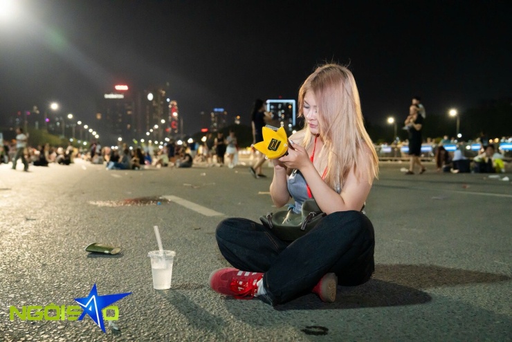 Hàng nghìn fan không vé bám rào, nhảy múa bên ngoài concert Big Bang - 10