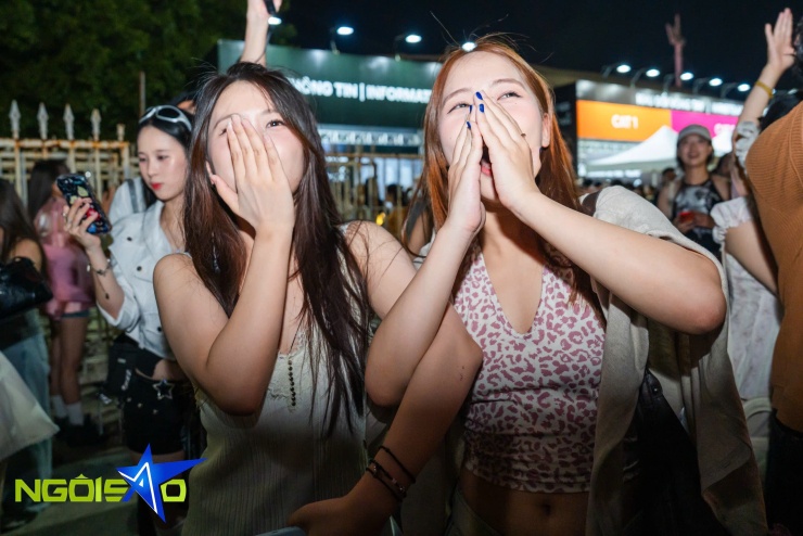 Hàng nghìn fan không vé bám rào, nhảy múa bên ngoài concert Big Bang - 13