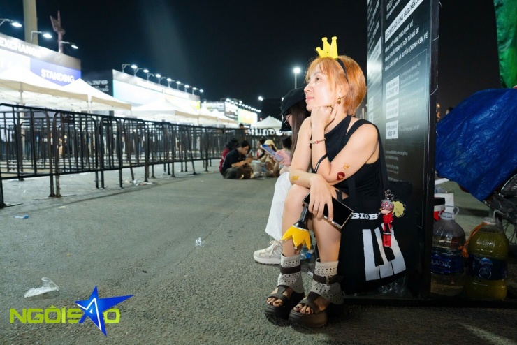 Hàng nghìn fan không vé bám rào, nhảy múa bên ngoài concert Big Bang - 12